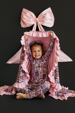 SPOOKY SWEETHEART DREAM RUFFLE BLANKET