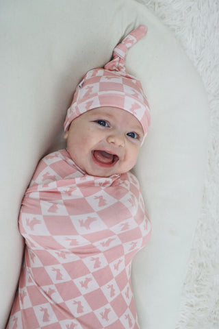 HOPPITY BLUSH CHECKERS DREAM SWADDLE & BEANIE