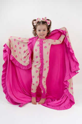 PUCKER UP DREAM RUFFLE BLANKET