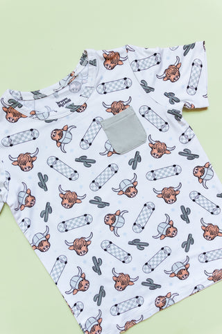 EXCLUSIVE MOO-VING FAST DREAM POCKET TEE