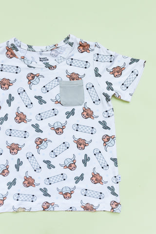 EXCLUSIVE MOO-VING FAST DREAM POCKET TEE